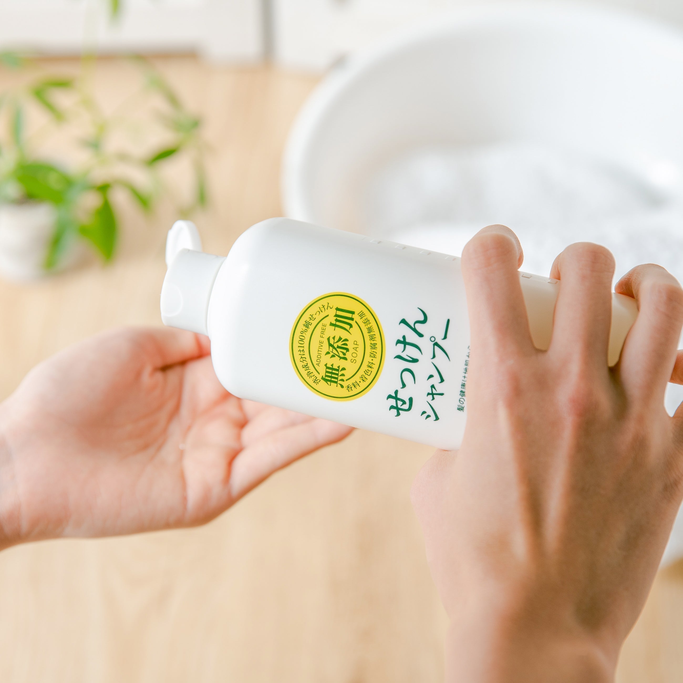 石鹸シャンプーで洗髪するメリットとは？通常のシャンプーとの違いも