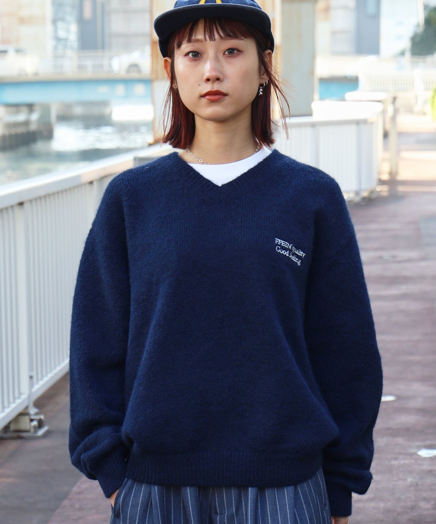 FFEIN(フェイン)】ワンポイントVネックウール混ニット / ウール ニット