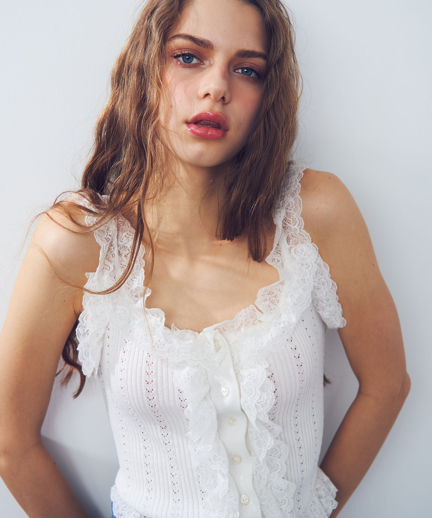 アイレットレースノースリニット