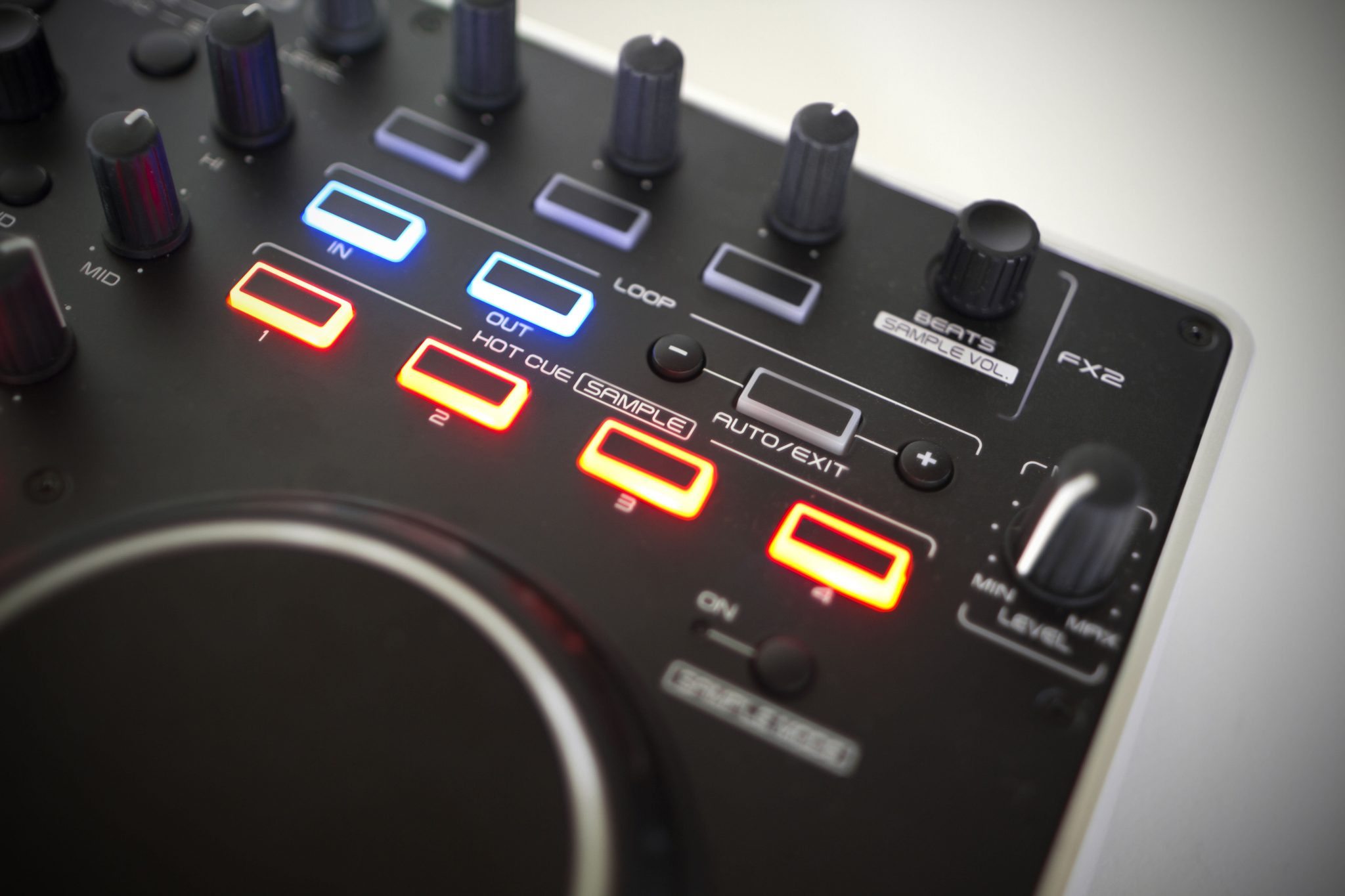 REVIEW: Denon DJ MC2000 DJ Controller – DJWORX