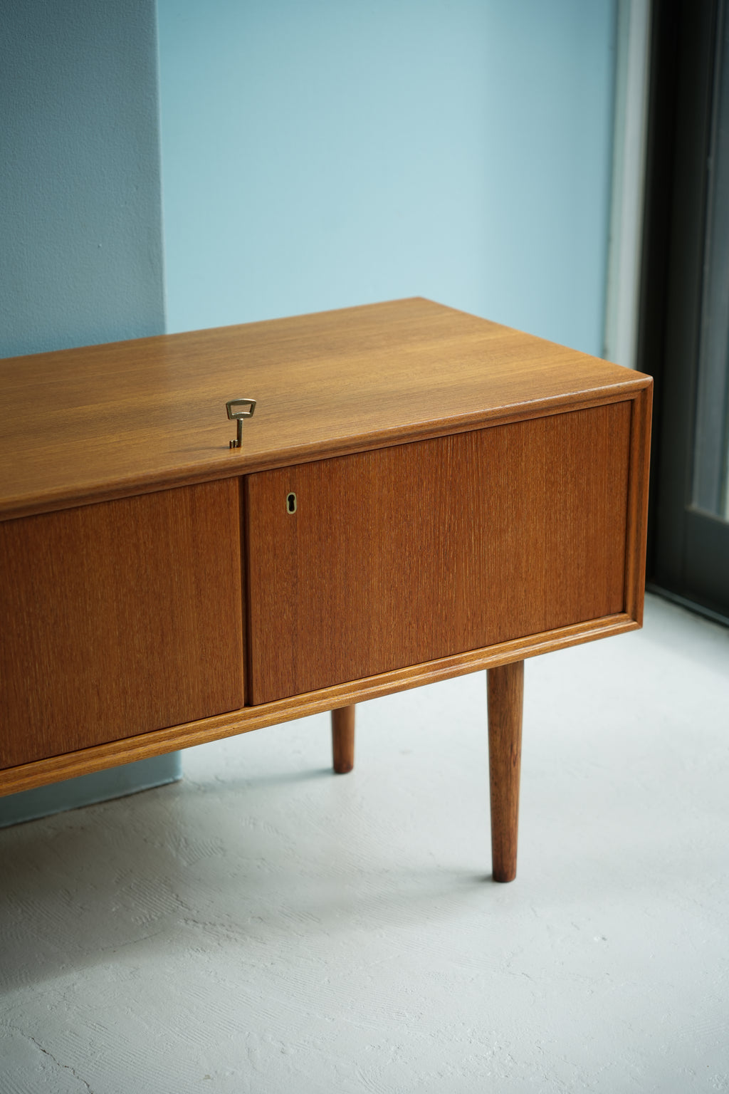 2Swedish_Vintage_Low_Board_Cab