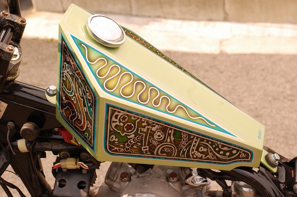 ワンオフのコフィンタンクにカスタムペイント | FLAKES