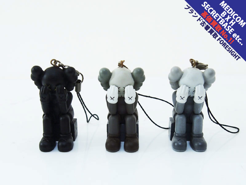 KAWS OriginalFake × MEDICOM TOY 'PASSING THROUGH KEYHOLDER'カウズ