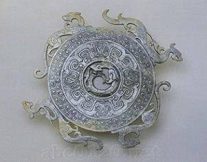 龍鳳玉璧とは【りゅうほうぎょくへき】 - 意味・解説 ： 考古用語辞典