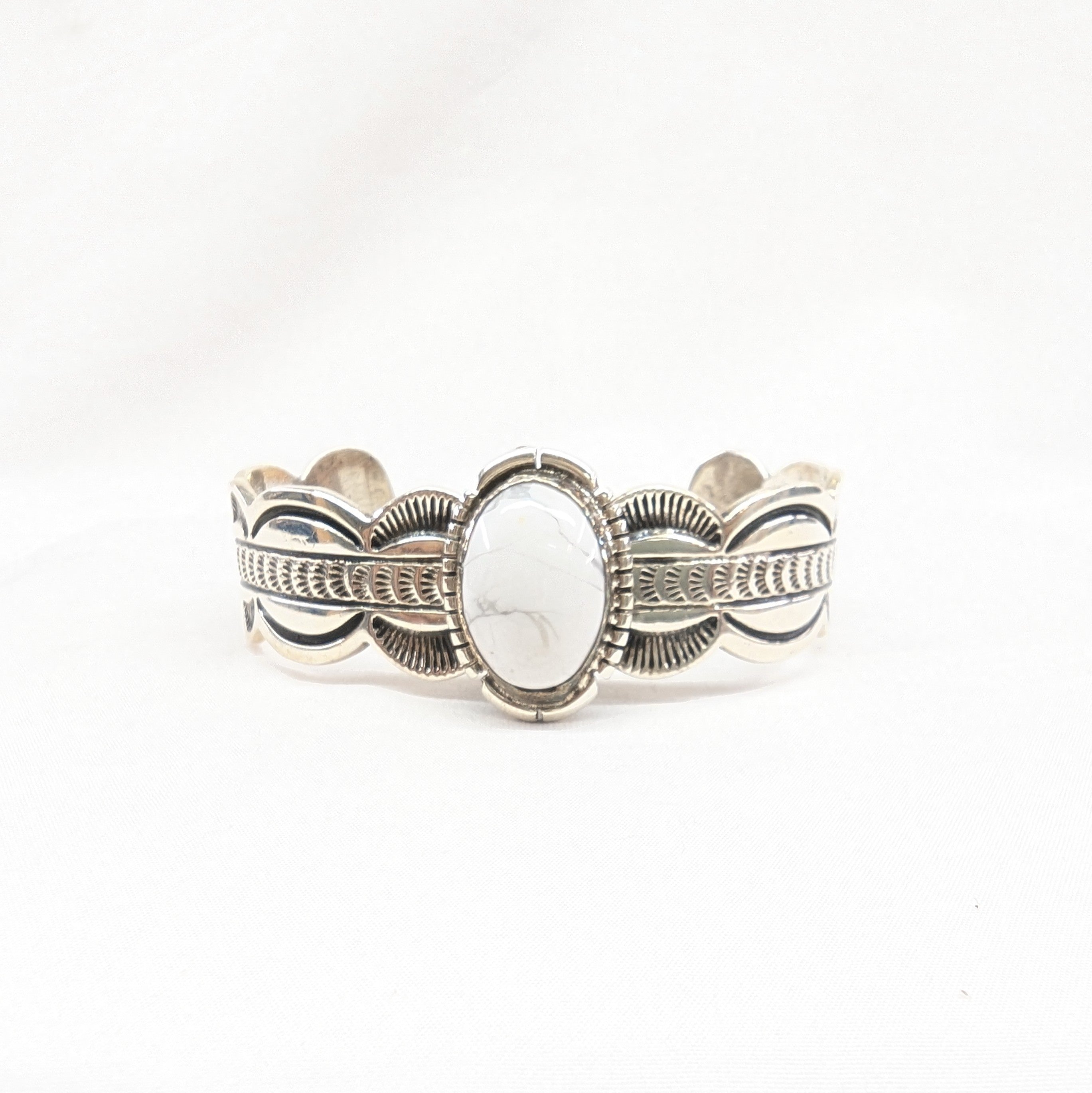 ホワイトバッファローバングル 《Navajo族》スタンプワーク – ALZUNI