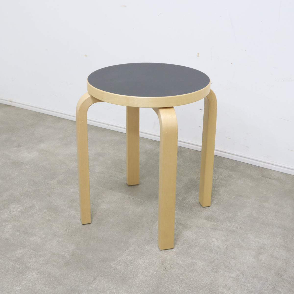 アルテック（Artek）Stool 60スコープ別注 リノリウム （チャコール 15
