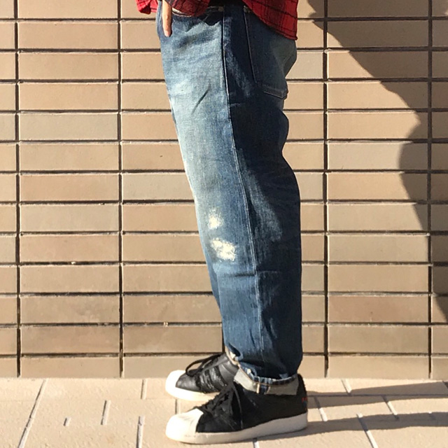 FAT | ヴィンテージライクな太めのデニム、でも足元はスッキリ