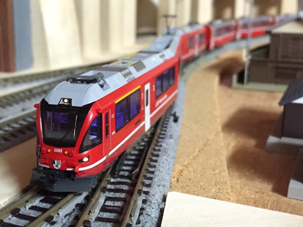 しなのさかいの駅前広場 KATO レーティッシュ鉄道〈ベルニナ急行〉