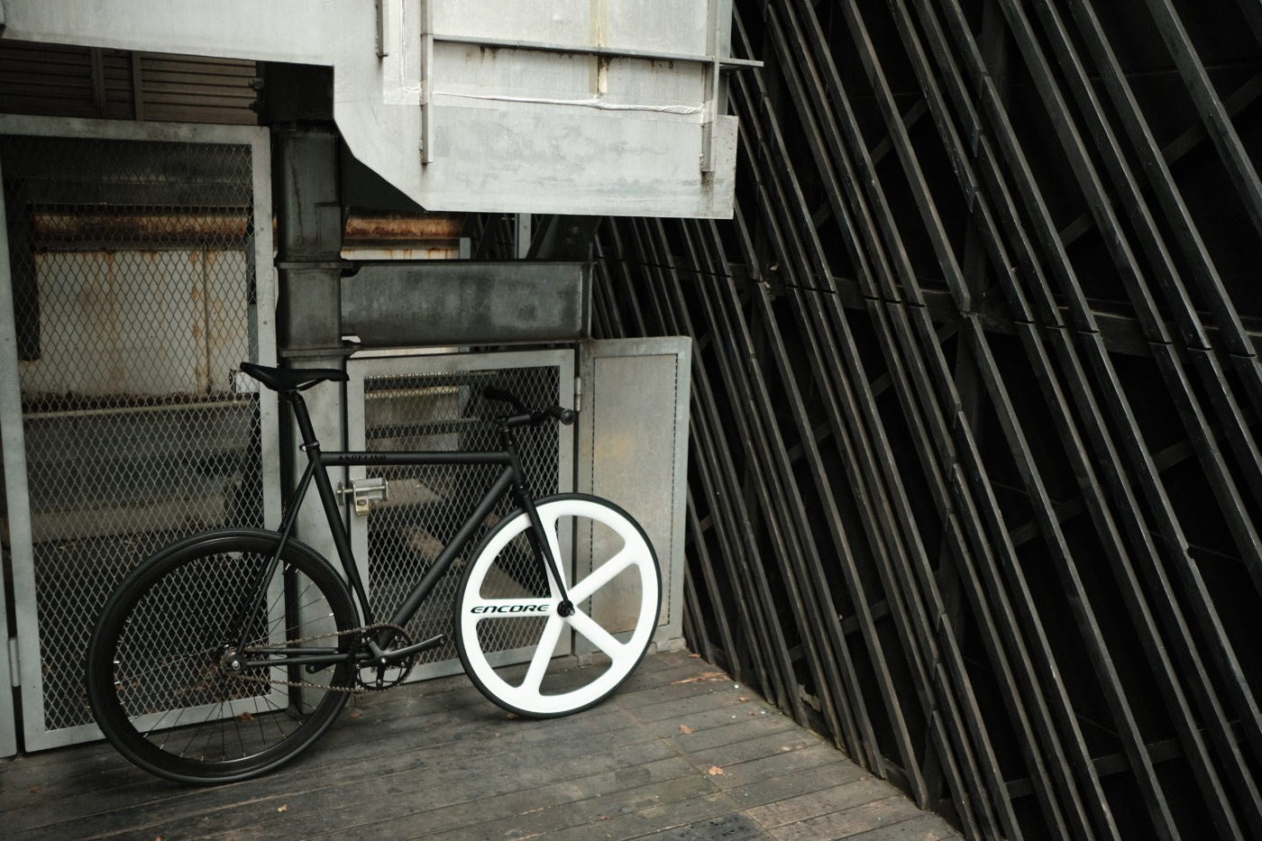 マットブラックの鉄フレーム。 | ブローチャーズ - BROTURES ONLINE