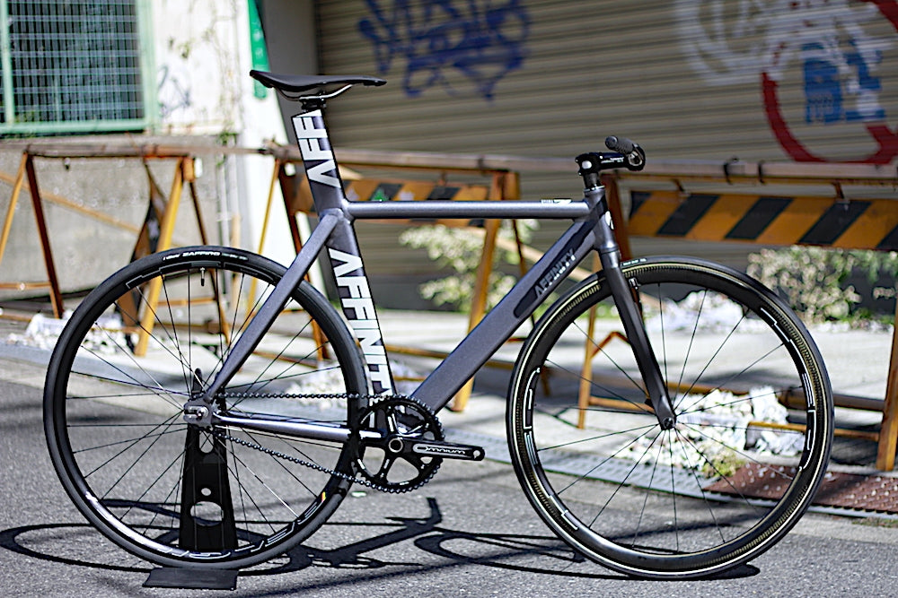 貴重なラスト1本。AFFINITY KISSENA | ブローチャーズ - BROTURES