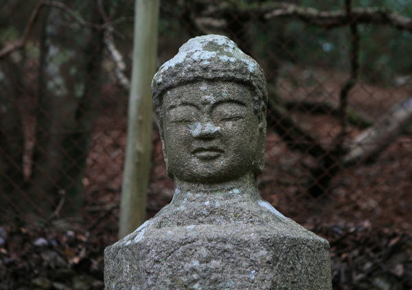 洞（ほら）の仏頭石