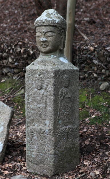 洞（ほら）の仏頭石