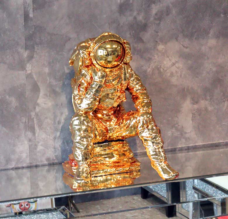 宇宙飛行士 オブジェ 置物 ゴールド 風水 金運 縁起物 – 輸入家具の