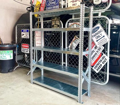 シンプルで機能的！空間を整えるメタルシステムのスチールラック