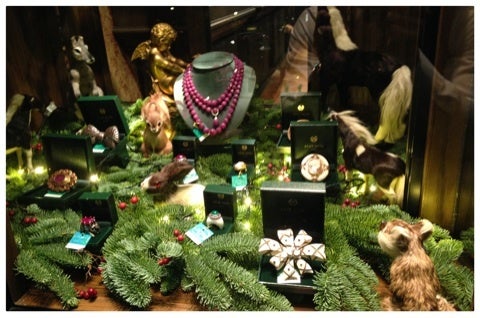 珊瑚の目の白うさぎのブローチ | 10年以上も飽きないアクセサリー in