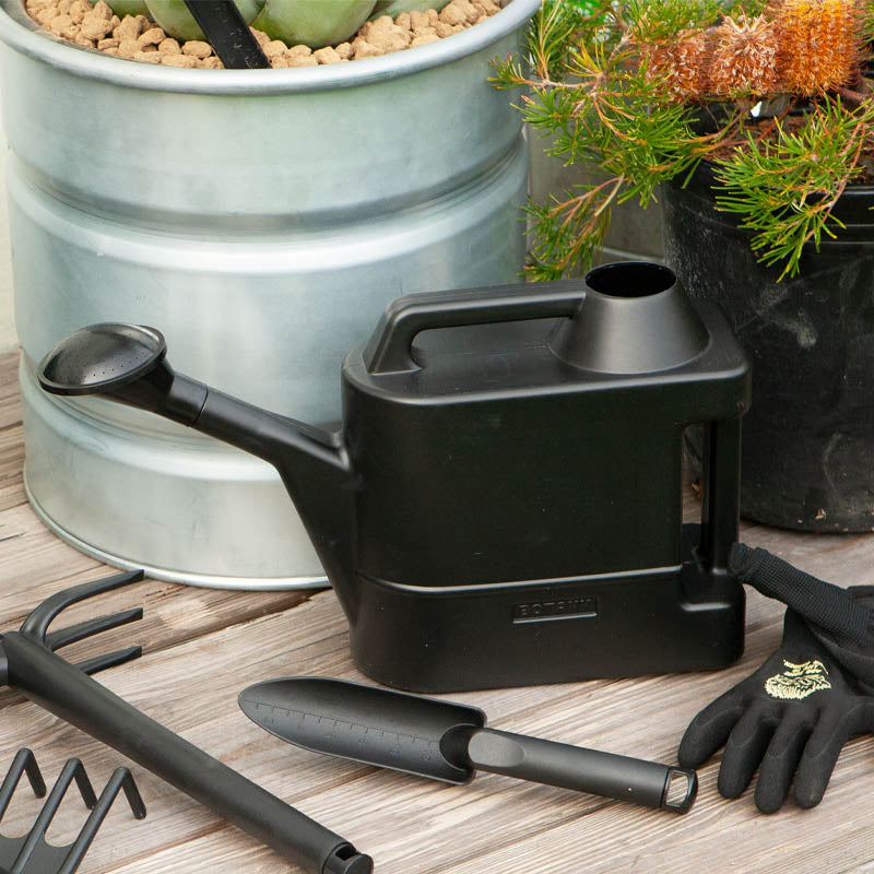 無骨なフォルムとは対照に、気の利く機能性を持ち合わせたジョウロ