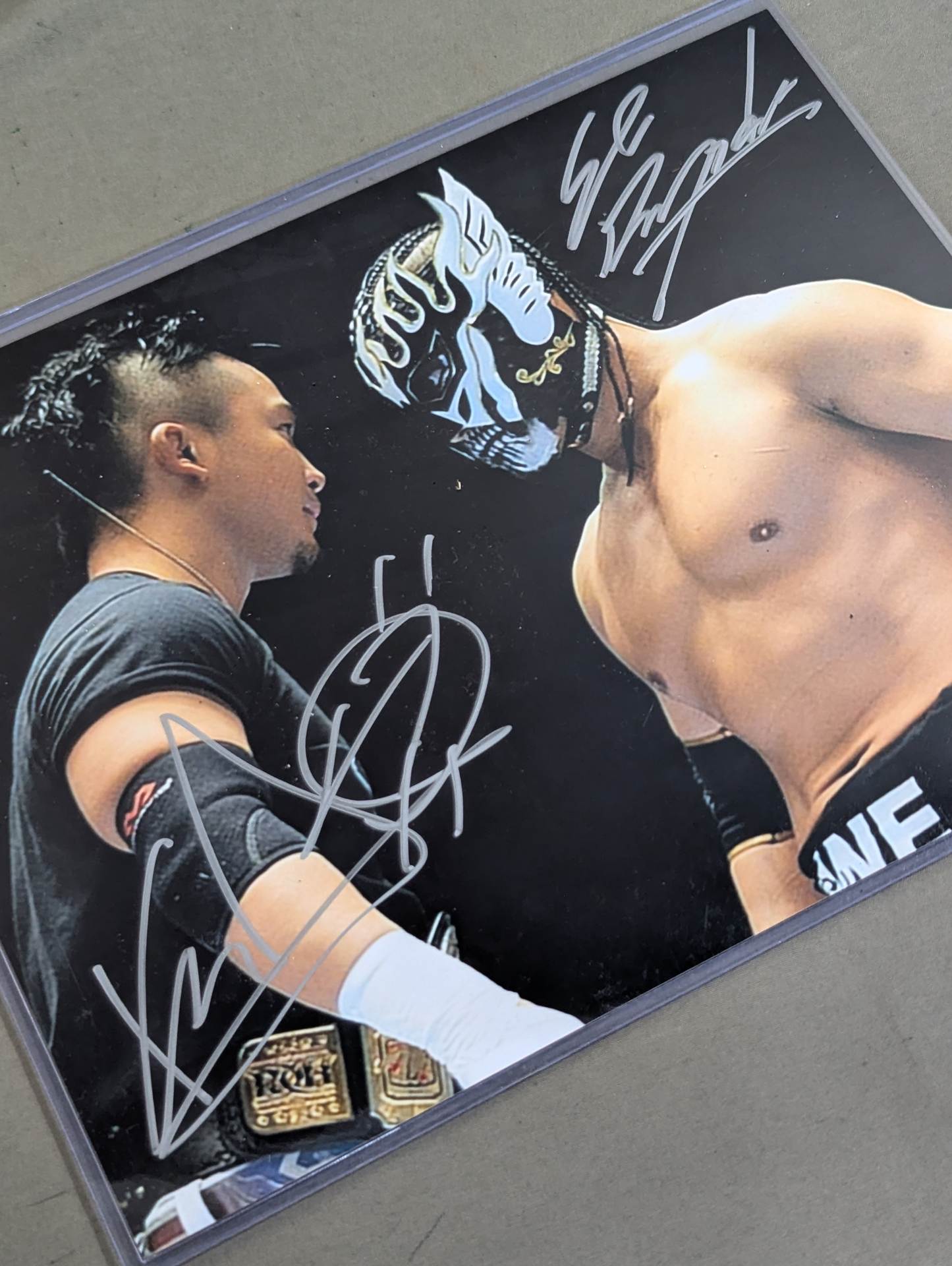 エル・デスペラード＆KUSHIDA 直筆Wサイン入り ポートレート – 闘道館