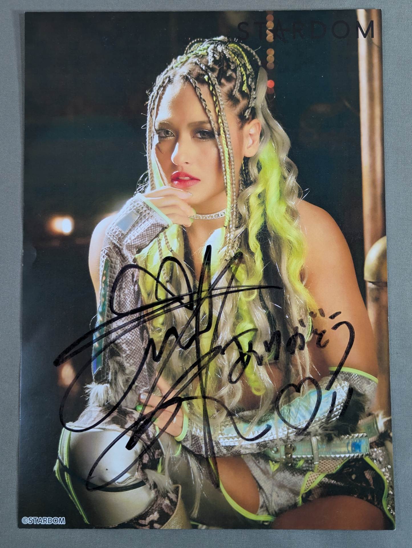 ジュリア 直筆サイン入り スターダムポートレート(E-5) – 闘道館