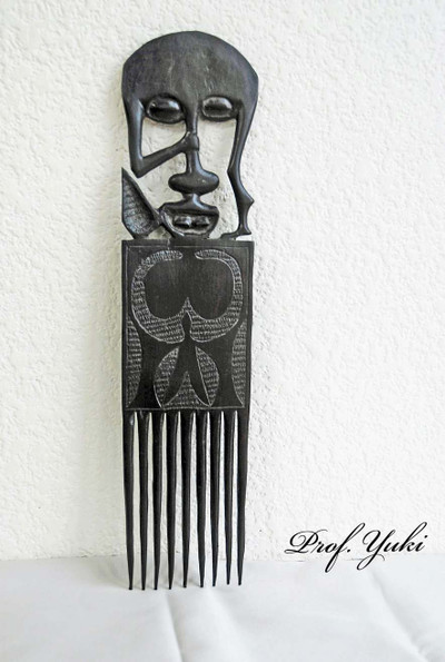 ケニア土産といえばアフリカ黒檀（マコンデ）で作った動物や各種飾り