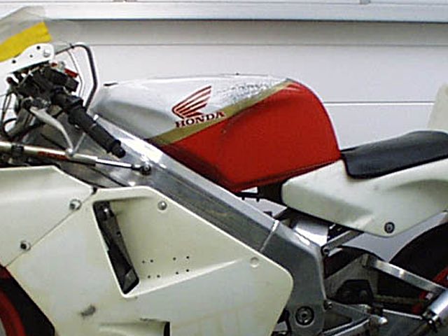 フューエルタンクを交換する