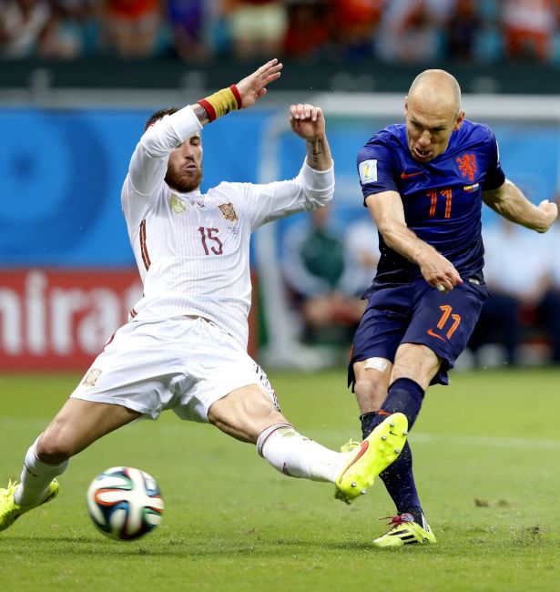 後半8分、ロッベン（11）はチーム2点目のゴールを決める。セルヒオ