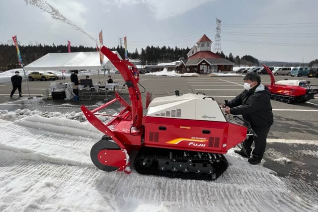 残雪を使って最新の除雪機の実演