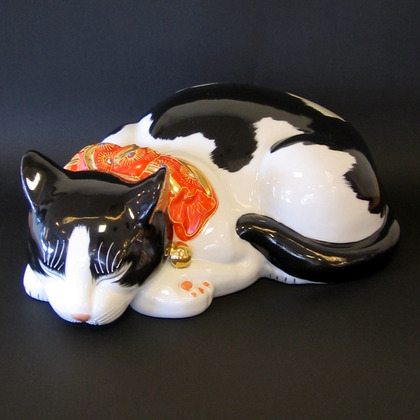 金沢駅前 九谷焼黒龍堂: 眠り猫白黒（大）