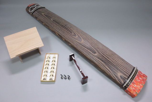 さ13弦お琴です。並甲、すだれ彫り 琴柱他一式付き 13弦