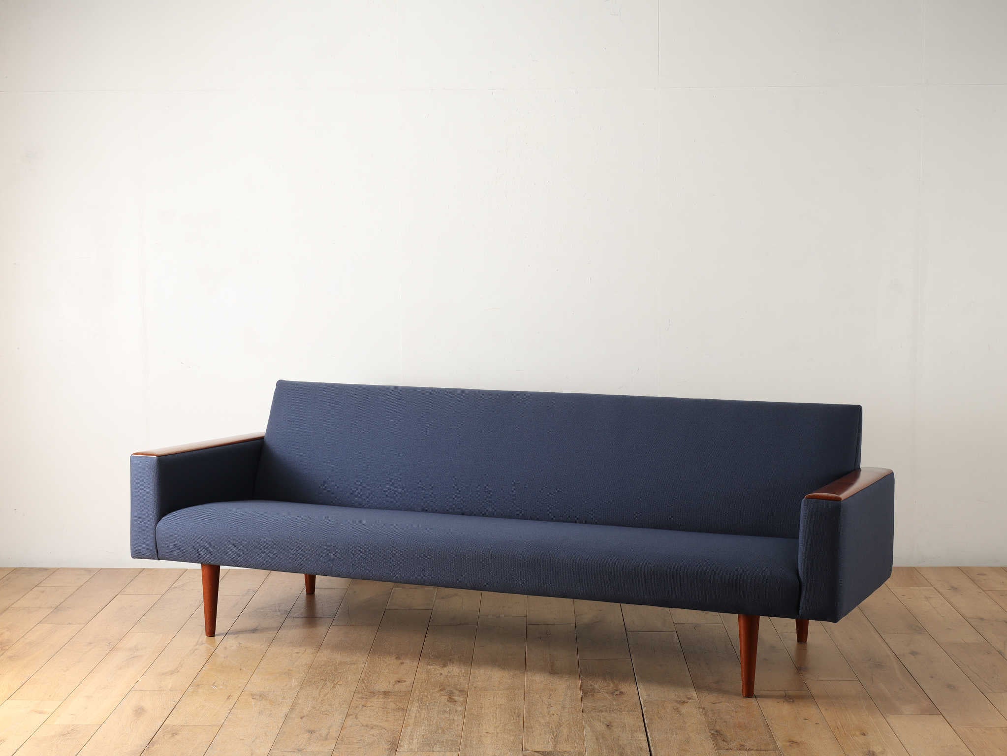 ILLUM WIKKELSO 3シーターソファ | ロイズ・アンティークス