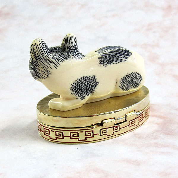 エスティ・ローダー 猫のコンパクト