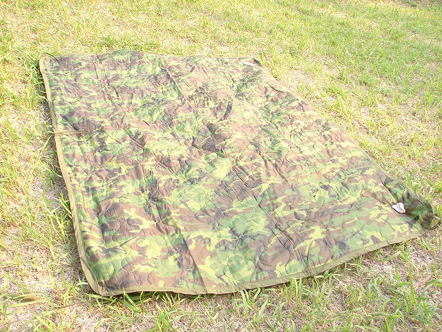 ③迷彩キルティングブランケット・ライナーポンチョ紐付き