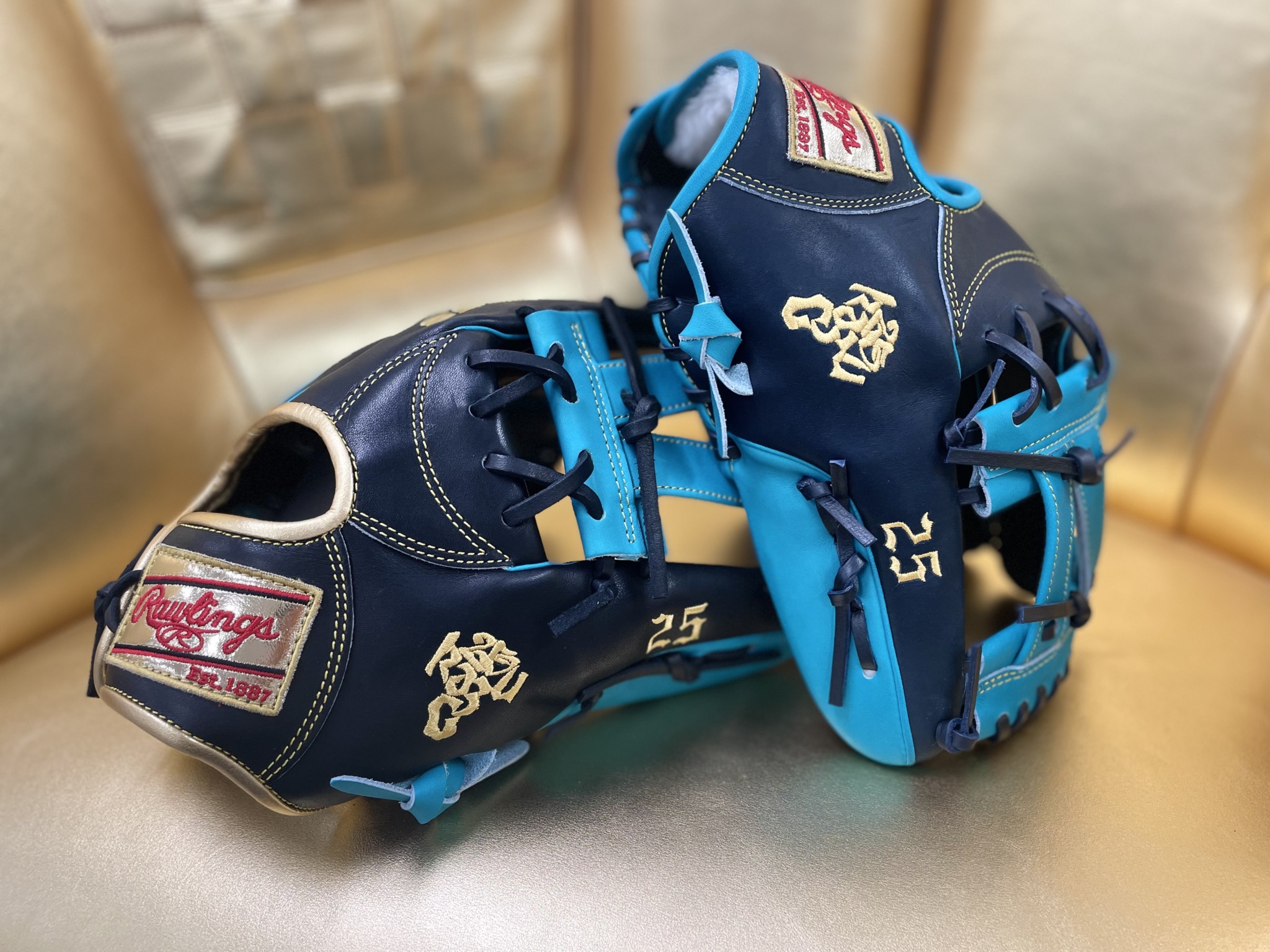 2022年シーズンより岡本選手＆宗選手が「ゴールドラベル」グラブを使用