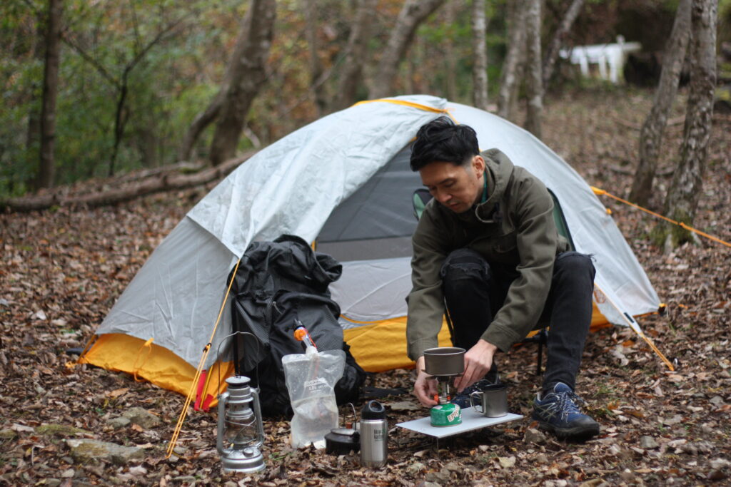 最強の座り心地】ソロキャンプにおすすめローチェア13選。コンパクトを