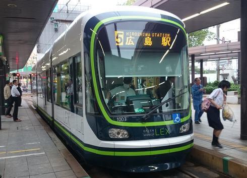 グリーンムーバーLEX、広島市内を走る超低床車両を広島電鉄が