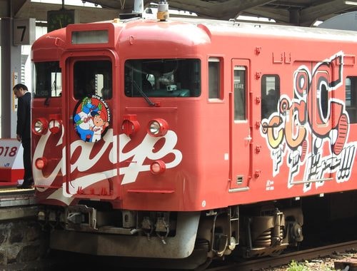 カープ電車2018、JR車体にダイナミックな選手写真とキャッチコピー！