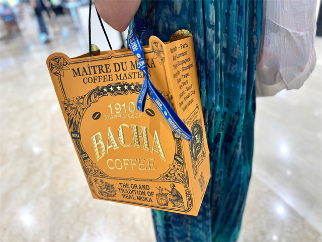 2025年に日本初上陸！注目のバシャコーヒー】エコバッグがお土産に