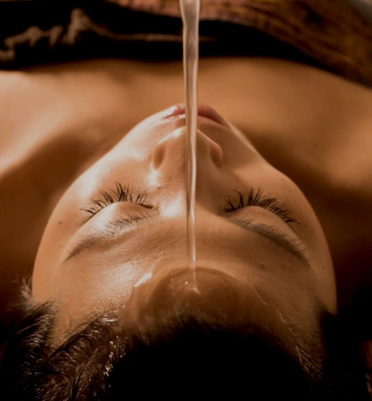 アーユルヴェーダ由来。オイル不使用のヘナシロダーラ。｜大阪市北区