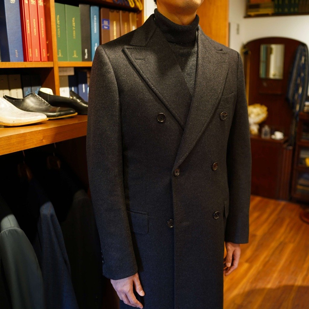 ゼニアのチャコールグレーカシミヤで仕立てた、ロング丈のダブル