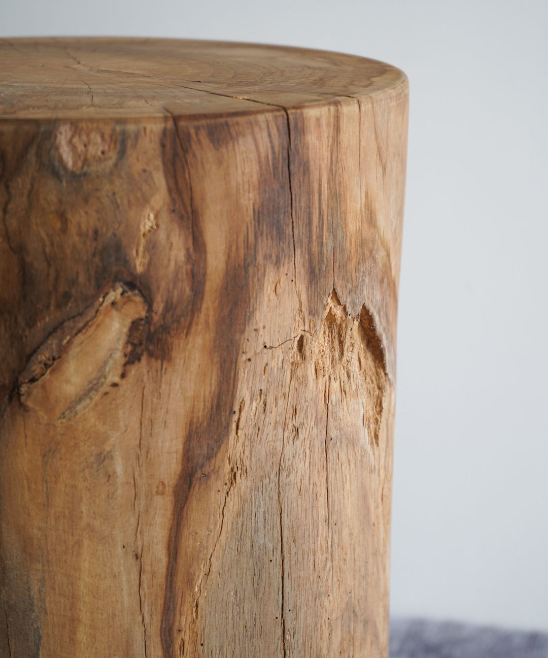 dareels（ダリールズ）SOLID STOOL ROUND｜チーク古材を贅沢に使った