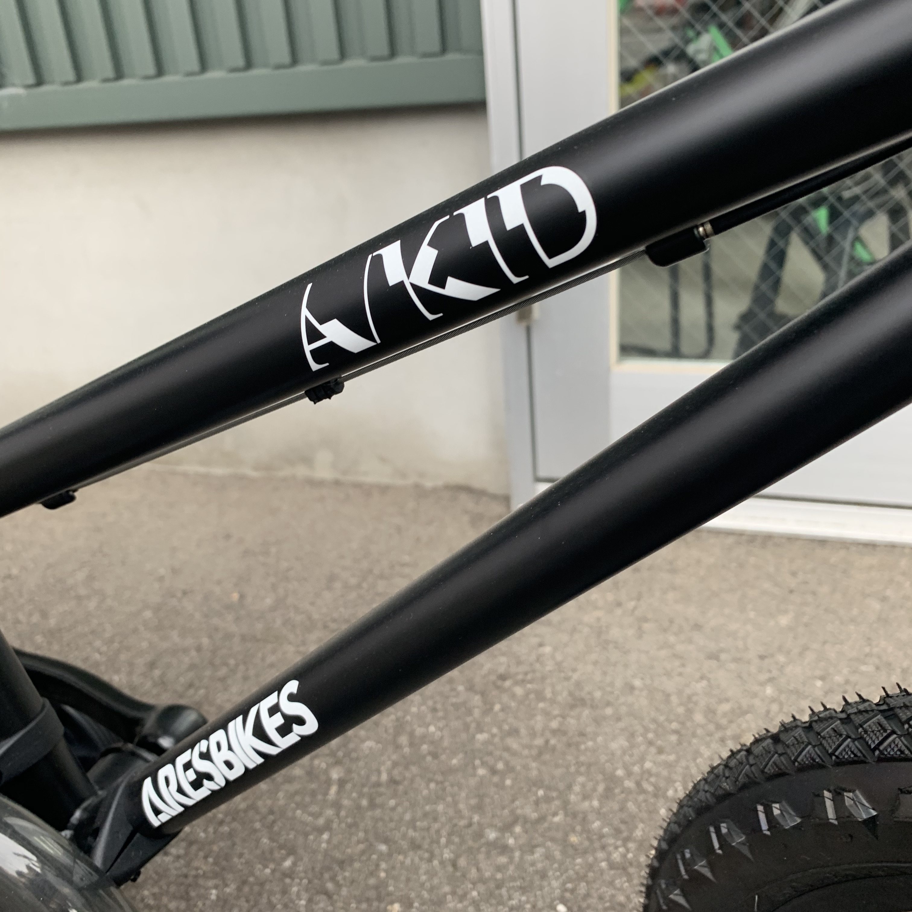 オススメBMXスタイルのクールなルックス。毎日乗れるキッズ自転車 ARES