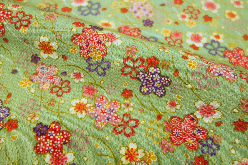 金彩ちりめん生地販売 露芝に桜（淡緑）柄の生地通販の都香庵