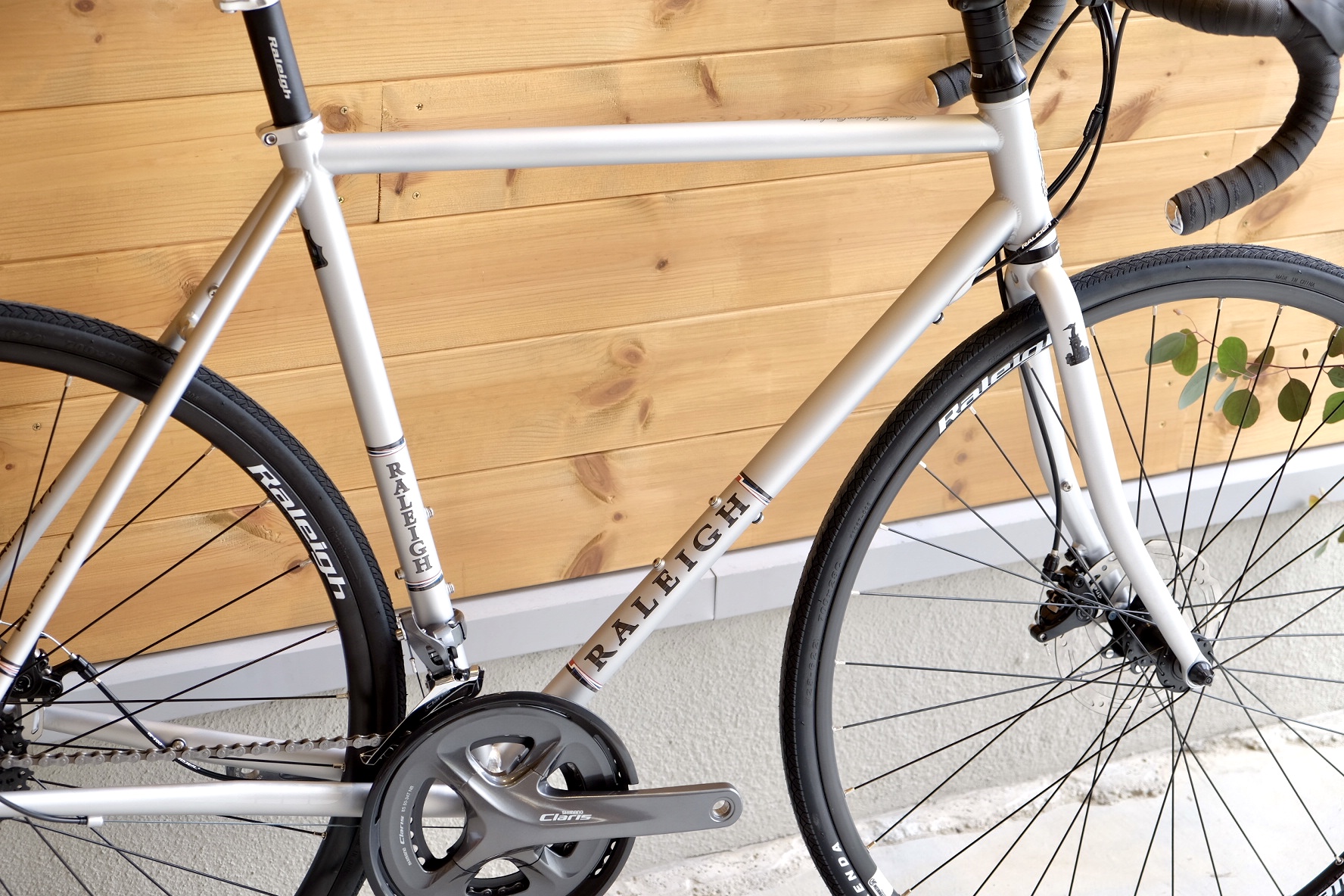 すっきりモノトーン。通勤にもおすすめのクロモリロードバイク