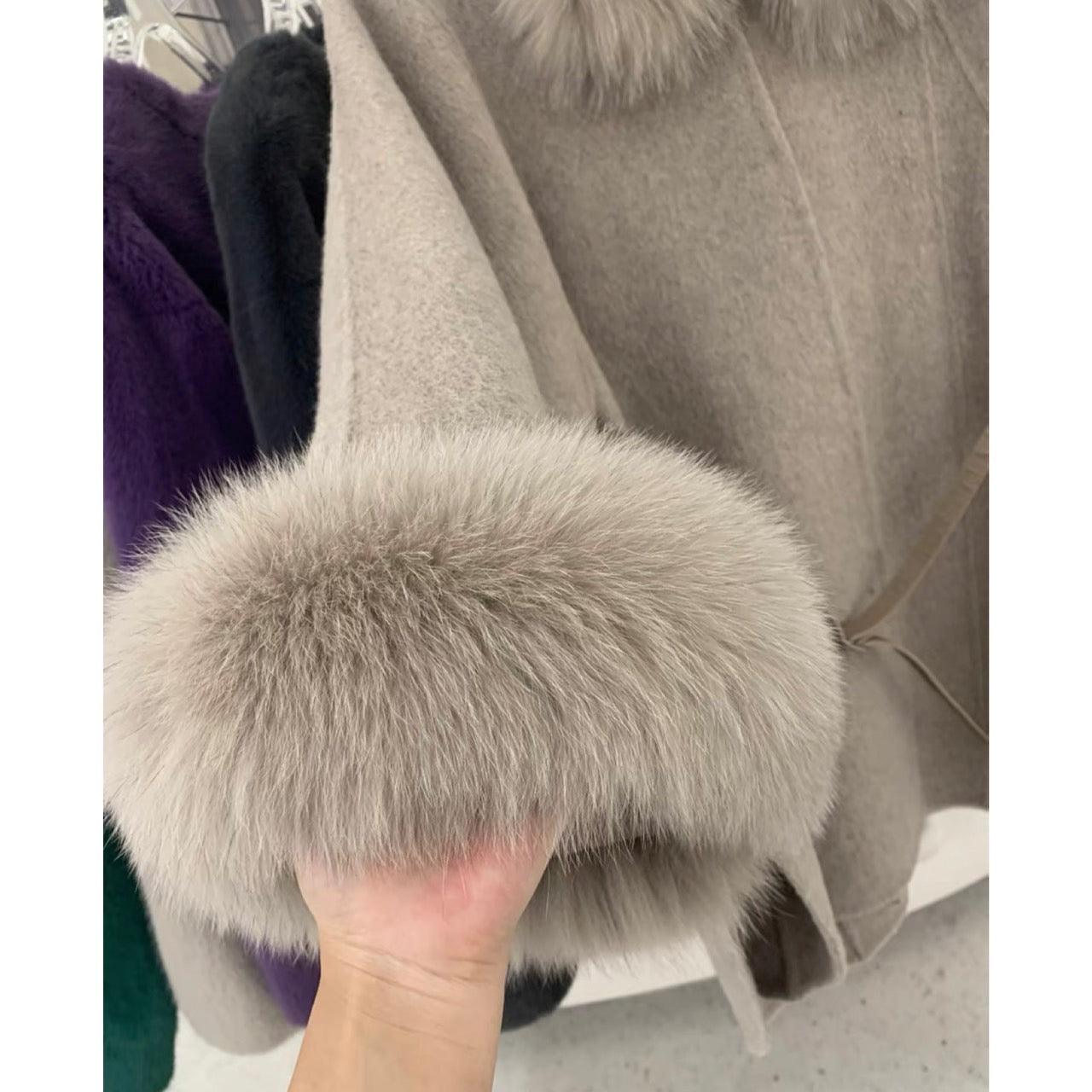 Torugato ふきちゃんのコラボ ウールファーポンチョ グレージュ FUKI