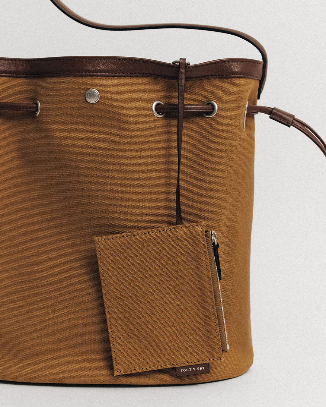 SAC COQUILLE BUCKET TAN – TOUT Y EST JP