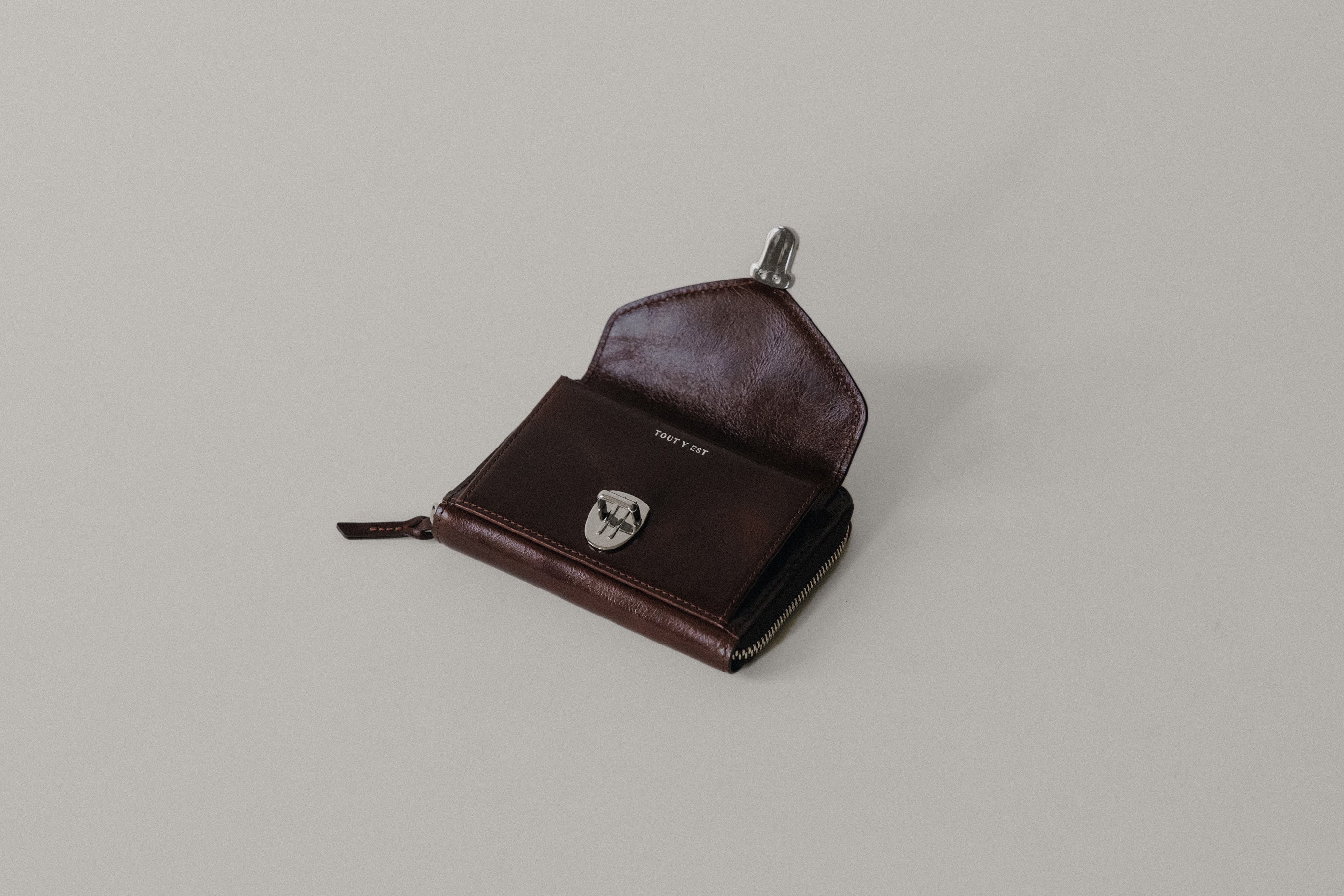 PORTE CARTES LOQUET ZIPPÉ BROWN – TOUT Y EST JP