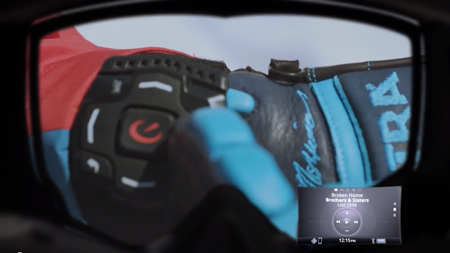 オークリー、iPhoneと連携するディスプレイ付きスキーゴーグル「Oakley