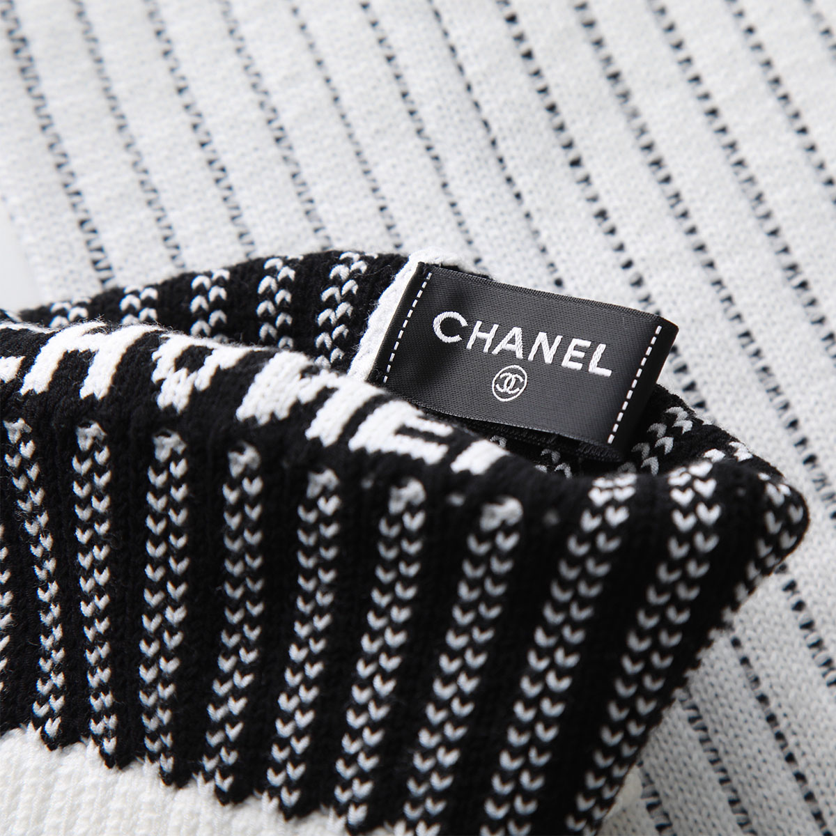 Gigi！CHANEL ロゴ入り ネックウォーマー Gigi！CHANEL ロゴ入り