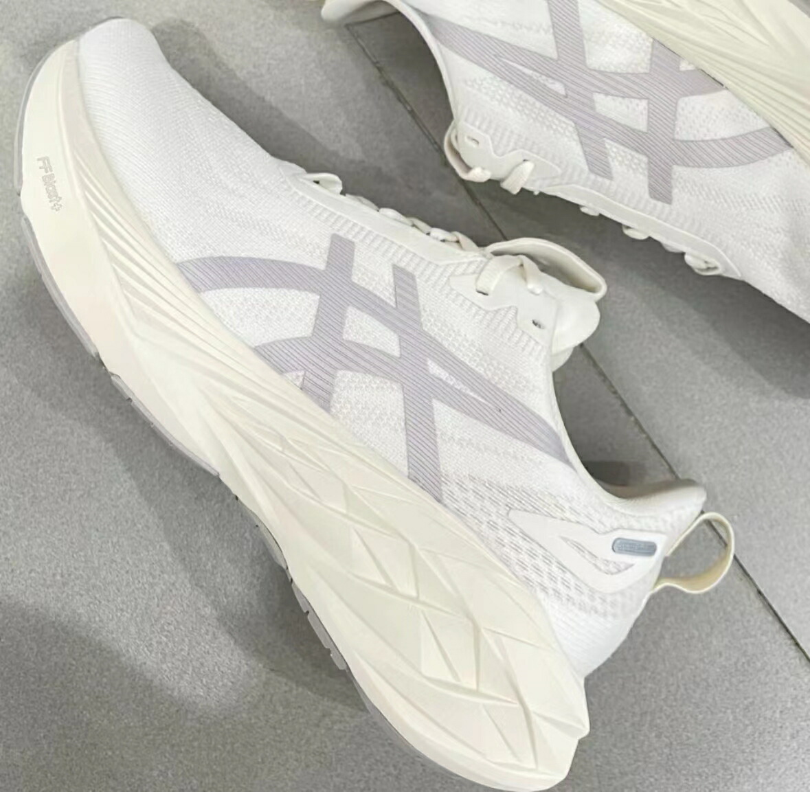 楽天市場】Asics Novablast 4 LE Birch/Moonrock アシックス