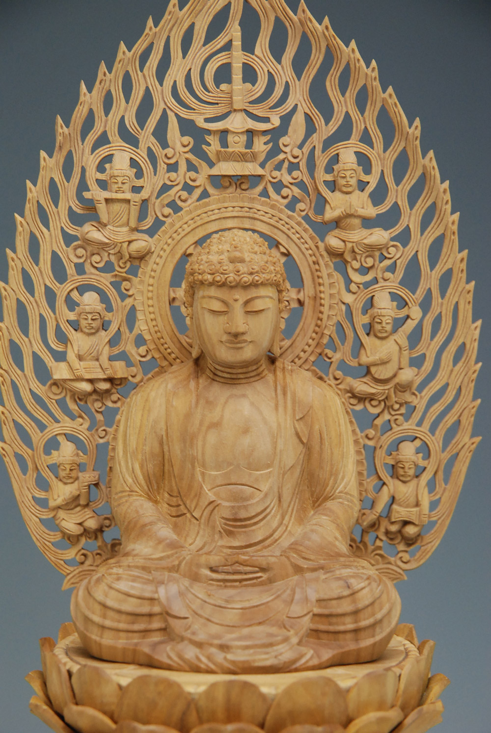 白檀 蓮の花の台座付き 目入り座像 白檀 蓮の花の台座付き 目入り座像