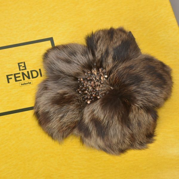 楽天市場】未使用同様 FENDI フェンディ ファー ブローチ コサージュ